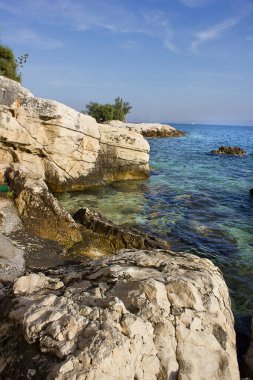 Adriyatik Denizi 'nin taşlı kıyıları. Deniz Kıyısı Manzarası.