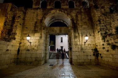 Gümüş Kapı, Diocletian Sarayı 'nın doğu girişi. Geceleri görünüm