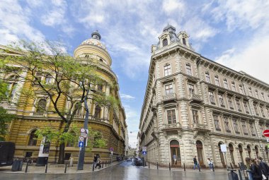 Budapeşte 'nin merkezinde eski bir ev. Tarihi şehir merkezinde sokaklar