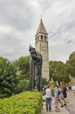 Split, Hırvatistan - 15 Eylül: Nina Piskoposu Grgur anıtı. Hırvatistan 'ın Split kentinde 15 Eylül 2023 tarihli heykel