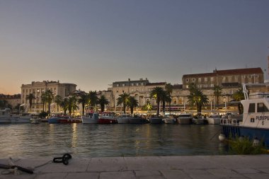 Adriyatik Denizi üzerindeki Split limanının akşam manzarası