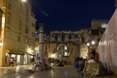 Split, Hırvatistan - 11 Eylül: Geceleri Gümüş Kapı 'ya bakan Diocletian Sarayı. Hırvatistan 'ın Split kentinde Dalmaçya' da antik bir 4. yüzyıl sarayı 11 Eylül 2023