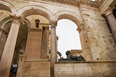 Hırvatistan 'ın Split kentindeki Diocletian Sarayı' nda Mısır sfenks heykeli