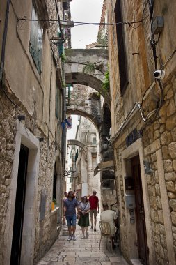 Split, Hırvatistan - 15 Eylül: Hırvatistan 'ın Split kentinde 15 Eylül 2023 tarihinde Dalmaçya' nın tarihi merkezinde eski evleri olan Dar Sokak