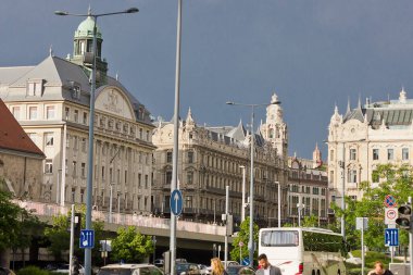 Budapeşte; Macaristan - 2 Mayıs: Budapeşte 'nin merkezinde eski bir ev. 2 Mayıs 2024 tarihinde Budapeşte, Macaristan 'da tarihi kent merkezinde sokaklar