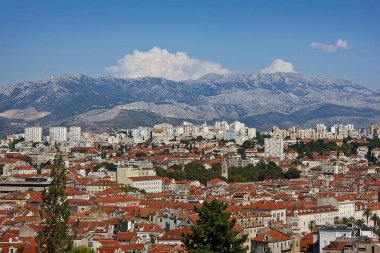 Hırvatistan 'ın Split kentinin hava manzarası. Arka planda dağlar olan şehir manzarası. 