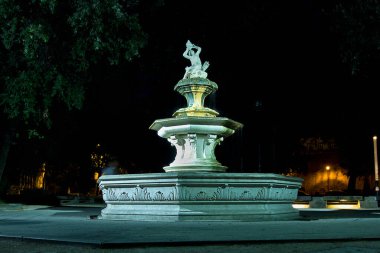 Gece bölünmesi. Hırvatistan 'ın Split kentindeki Strossmayer Park' ta Çeşme