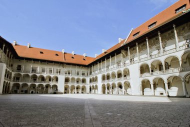Polonya, Krakow 'daki Wawel Kraliyet Sarayı' nın avlusu.