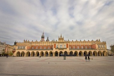 Krakow 'un Merkez Pazar Meydanı ve Kumaş Salonu' nun eski binası.