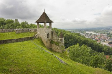 Slovakya 'daki antik Trencin Kalesi, 11. yüzyıl. Şatodan şehrin manzarası..