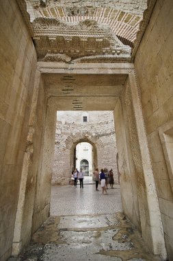 Diocletian 'ın antik 4. yüzyıl sarayının lobisi. Dalmaçya manzarası.