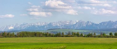 Polonyalı Tatra manzarası. Ufukta dağlar görünen manzara.