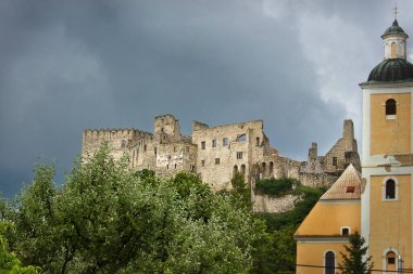 Slovakya 'daki antik 12. yüzyıl Beckov Kalesi. Bir dağın tepesinde ortaçağ şatosu olan bir manzara..