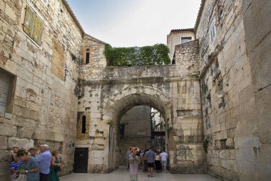 Split, Hırvatistan - 8 Eylül: Dalmaçya 'nın tarihi Split merkezi. Hırvatistan 'ın Split kentindeki Antik Kapılar, Diocletian Sarayı' na giriş 8 Eylül 2023.