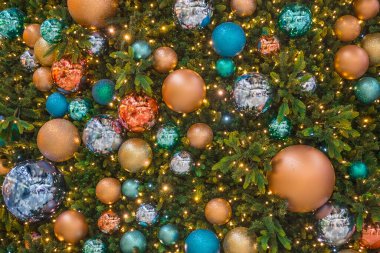 Toplar ve çelenklerle süslenmiş Noel ağacı arkaplanı