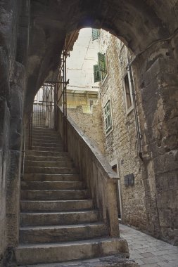 Hırvatistan 'ın Split kentindeki tarihi antik avluda. Kemer ve merdiveni olan antik binalar