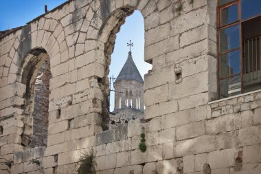 Hırvatistan 'ın Split kentindeki Aziz Domnius Katedrali' ne bakan Diocletian 'ın antik sarayının duvarı.
