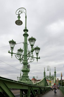 Budapeşte Macaristan - 2 Mayıs: Özgürlük Köprüsü 'nde eski bir fener. Budapeşte 'deki Tuna Köprüsü üzerinde 2 Mayıs 2024 Budapeşte Macaristan
