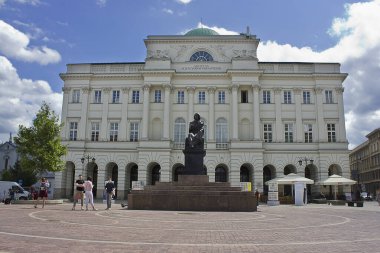 Varşova, Polonya - 27 Temmuz: Staszic Sarayı ve Nicolaus Kopernik anıtı 27 Temmuz 2022 Varşova, Polonya