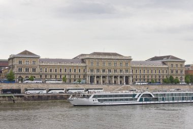 Budapeşte; Macaristan - 2 Mayıs: Corvin Üniversitesi. Tuna Nehri kıyısındaki antik üniversitenin cephesi 2 Mayıs 2024, Budapeşte; Macaristan 