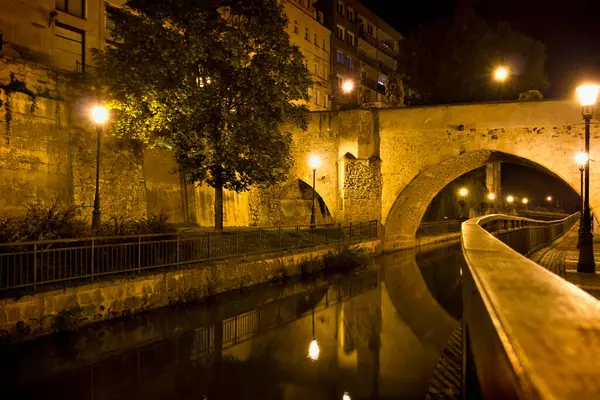 Terk edilmiş bir gece şehri. St. John Köprüsü, Polonya 'nın Klodzko kentindeki Nysa nehrinin karşısında.