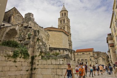 Split, Hırvatistan - 15 Eylül: St. Due katedrali ve Split 'in merkezindeki Diocletian Sarayı' nda çan kulesi. Hırvatistan 'ın Split kentinde Dalmaçya manzarası 15 Eylül 2023