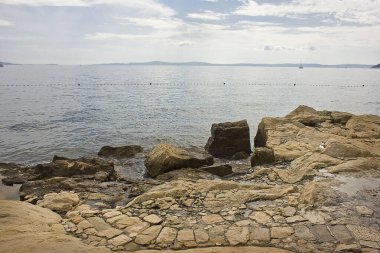 Adriyatik Denizi 'nin kayalık kıyıları. Plaj ve deniz manzarası.