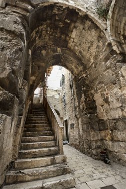 Hırvatistan 'ın Split kentindeki tarihi antik avluda. Kemer ve merdiveni olan antik binalar