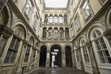 Budapeşte 'de eski bir evin avlusunda. Eski mimari.