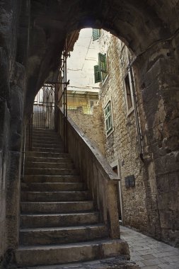 Hırvatistan 'ın Split kentindeki tarihi antik avluda. Kemer ve merdiveni olan antik binalar