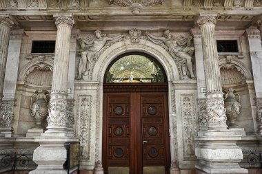 Budapeşte; Macaristan - 3 Mayıs: Süslü girişi olan eski bir evin kapısı. 3 Mayıs 2024 'te Budapeşte, Macaristan' da ev girişini süsleyen heykeller ve levrek kabartmaları