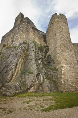 Slovakya 'daki antik 12. yüzyıl Beckov Kalesi.