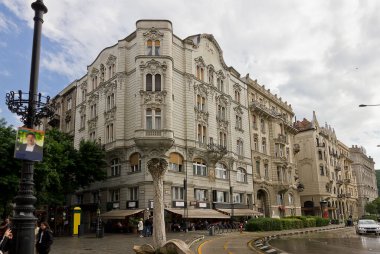 Budapeşte; Macaristan - 2 Mayıs: Budapeşte 'nin merkezinde eski bir ev. 2 Mayıs 2024 tarihinde Budapeşte, Macaristan 'da tarihi kent merkezinde sokaklar