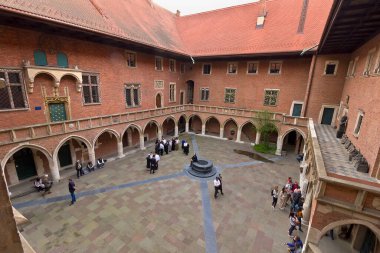 Krakow; Polonya - 30 Mart: Krakow 'daki Jagiellon Üniversitesi. 30 Mart 2024 'te Krakow, Polonya' da antik üniversite binası. 