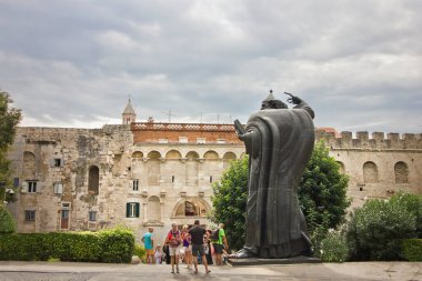 Split, Hırvatistan - 15 Eylül: Diocletian 's Palace önünde Nina' nın Piskoposu Grgur Anıtı. Hırvatistan 'ın Split kentinde 15 Eylül 2023 tarihli heykel