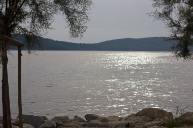 Adriyatik kıyı şeridi. Bulutlu bir günde deniz manzarası.