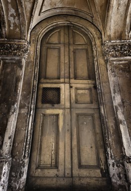 Macaristan, Budapeşte 'de eski bir evin kapısının önünde. 