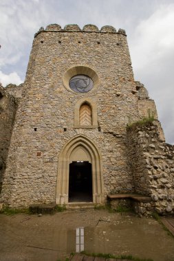 Slovakya 'daki antik 12. yüzyıl Beckov Kalesi. Yıkılmış bir ortaçağ kalesinin avlusu.. 