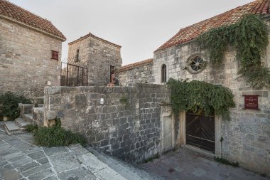 Karadağ 'ın Budva kentindeki St. Mary Kalesi (Hisar). Kalenin iç avlusu..