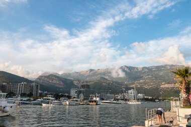  Karadağ 'ın Budva kentindeki Adriyatik Denizi üzerindeki Marina
