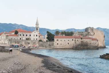 Budva, Karadağ - 28 Eylül: Adriyatik Denizi kıyısında Hisar. Antik 15. yüzyıl St. Mary Kalesi 28 Eylül 2024 Budva, Karadağ