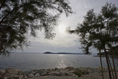 Adriyatik kıyı şeridi. Bulutlu bir günde deniz manzarası.