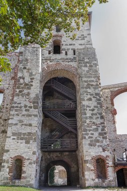 Polonya 'daki eski Tenczyn kalesinin kulesi.