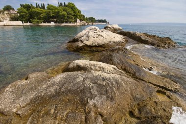 Adriyatik Denizi 'nin kayalık kıyıları. Hırvat kıyı şeridi