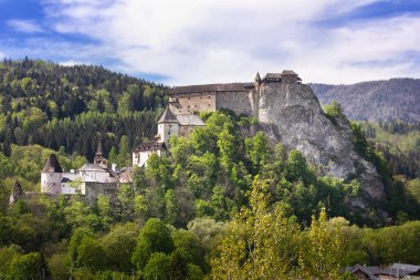 Slovakya 'daki Orava Kalesi. Dağdaki eski bir ortaçağ kalesi..