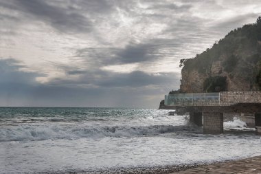 Dalgalanan dalgalarla ıssız bir sahil. Adriyatik Denizi 'nde Fırtına.