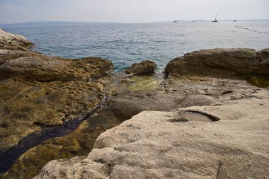 Adriyatik Denizi 'nin kayalık kıyıları. Dalmaçya plajları