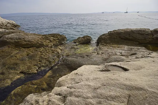 Adriyatik Denizi 'nin kayalık kıyıları. Dalmaçya plajları