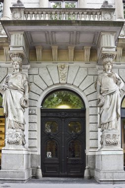 Eski binanın kapısını süsleme ve süslemelerle kapatın.