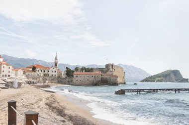 Adriyatik Denizi kıyısında bir kale. Karadağ 'ın Budva kentindeki antik 15. yüzyıl St. Mary Kalesi.